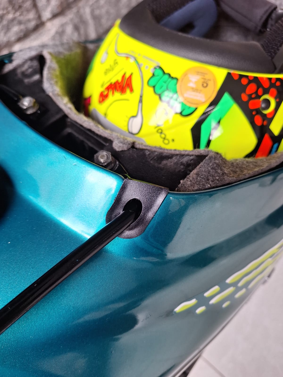 Borrachinha instalada na Yamaha Jog azul